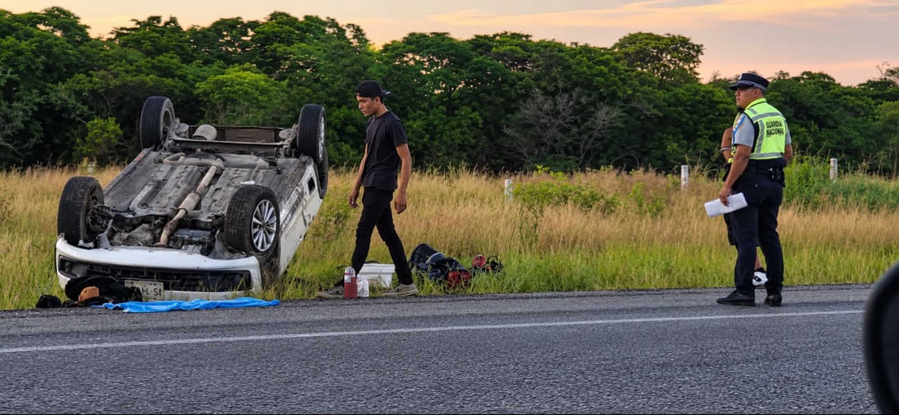 La volcadura dejó daños materiales de consideración; hasta el momento no se reportaban personas lesionadas