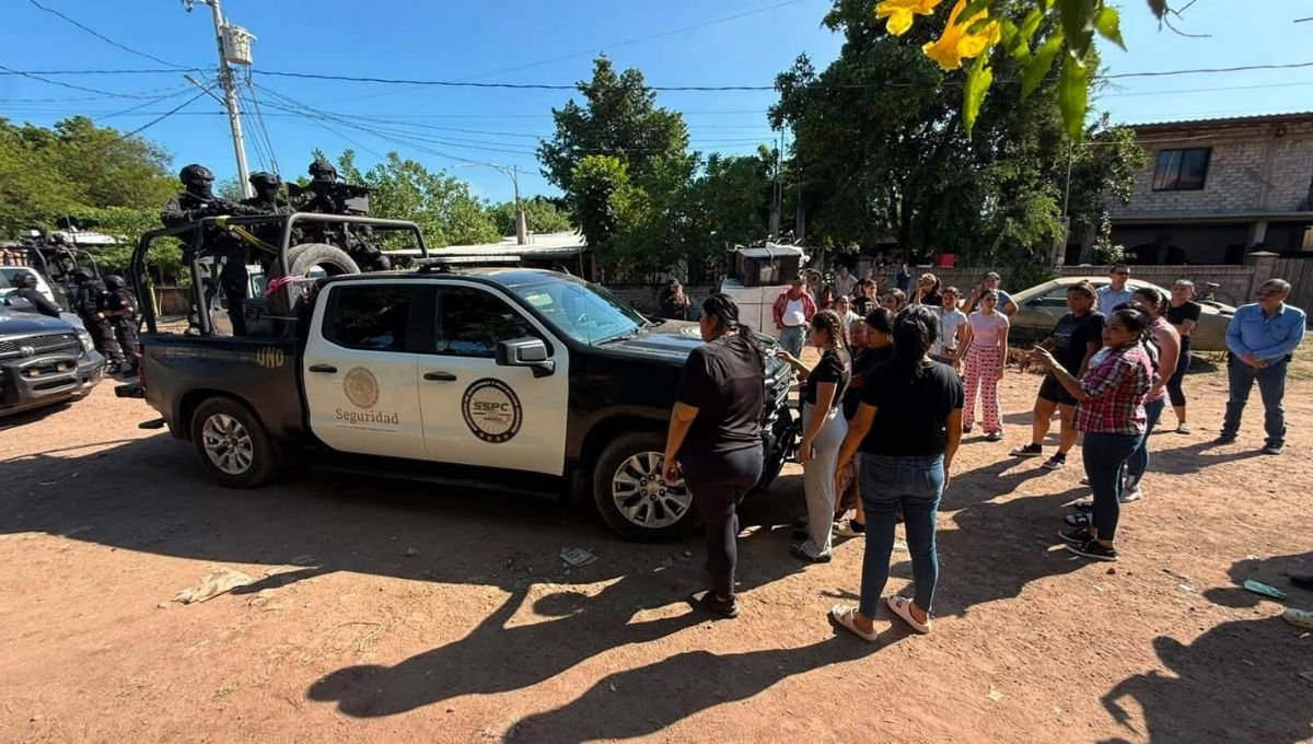 De acuerdo con reportes locales, familiares y vecinos intentaron impedir el traslado de una mujer detenida