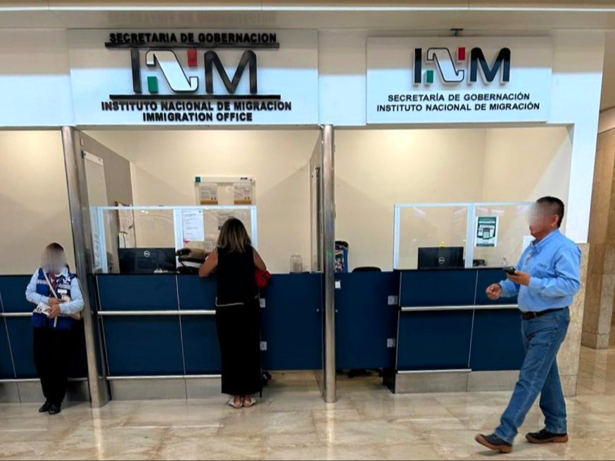 Personal del Instituto Nacional de Migración asesora a los connacionales y les entrega una constancia de identidad para trasladarse