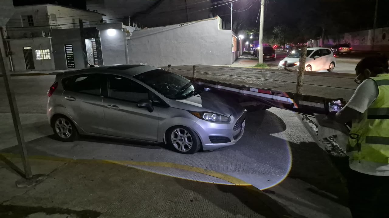 Un automóvil Ford Fiesta terminó incrustado contra la plataforma de un tráiler en la colonia Justo Sierra.