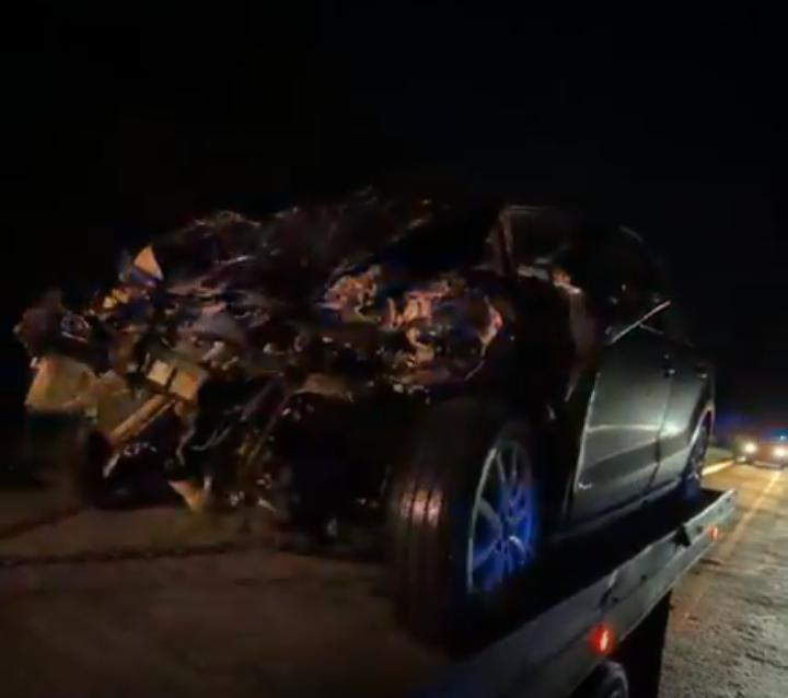 El automóvil particular quedó destrozado del frente tras el impacto.