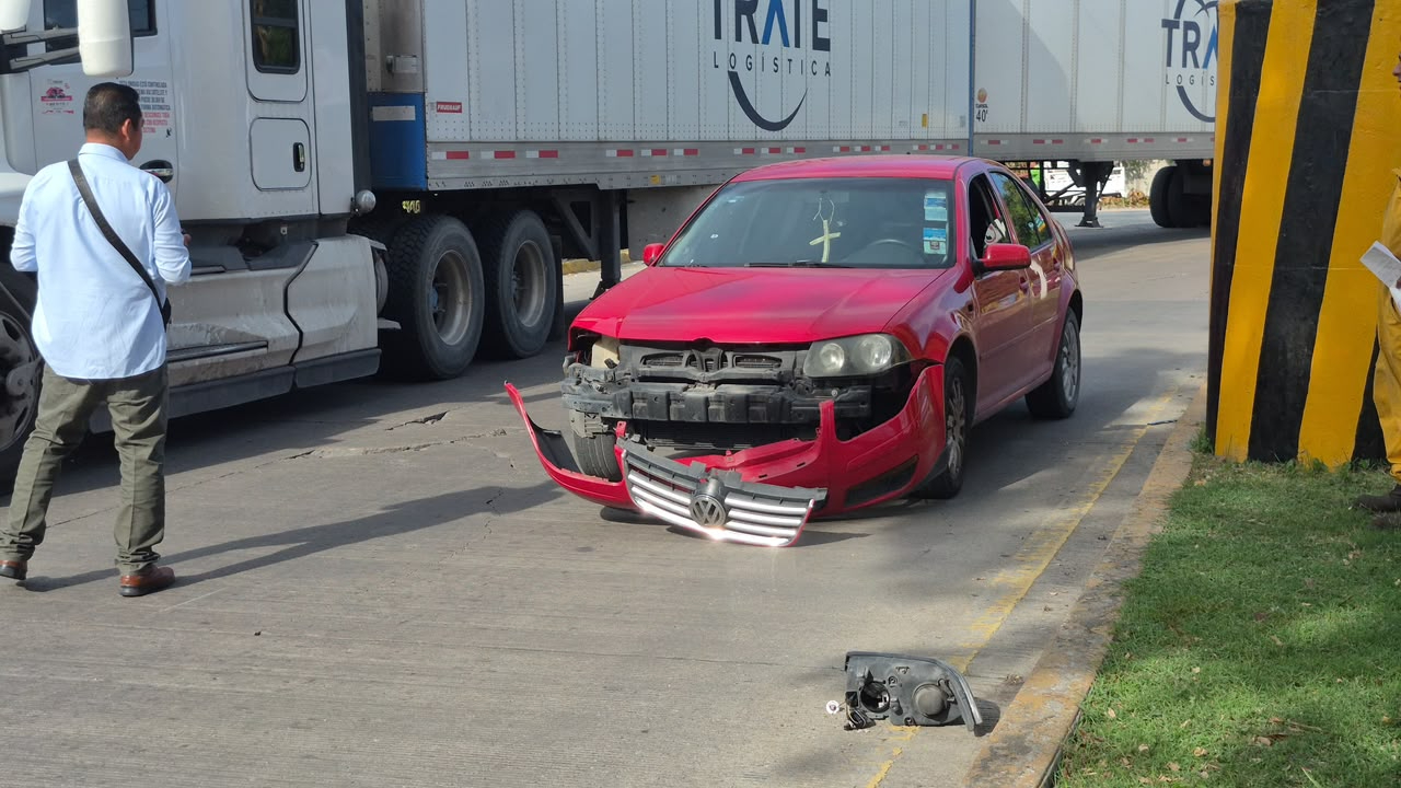 Una camioneta Frontier chocó contra un Jetta rojo sobre la avenida Isla de Tris frente al negocio La Langosta.