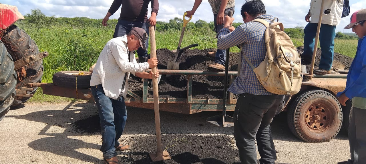 Campesinos y menonitas de Hopelchén iniciaron trabajos de bacheo por su propia cuenta ante la omisión de las autoridades.