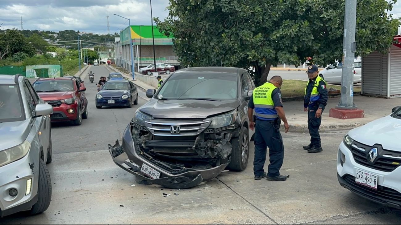 La conductora de una camioneta no respetó la señal de alto obligatoria en el cruce.