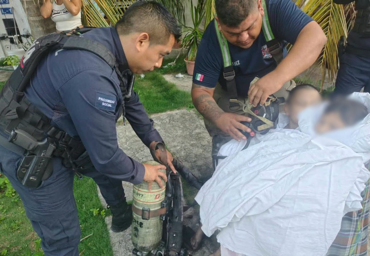 Tres menores quedaron atrapados en las habitaciones del segundo nivel durante el incendio, pero fueron rescatados con ayuda de vecinos y policías municipales