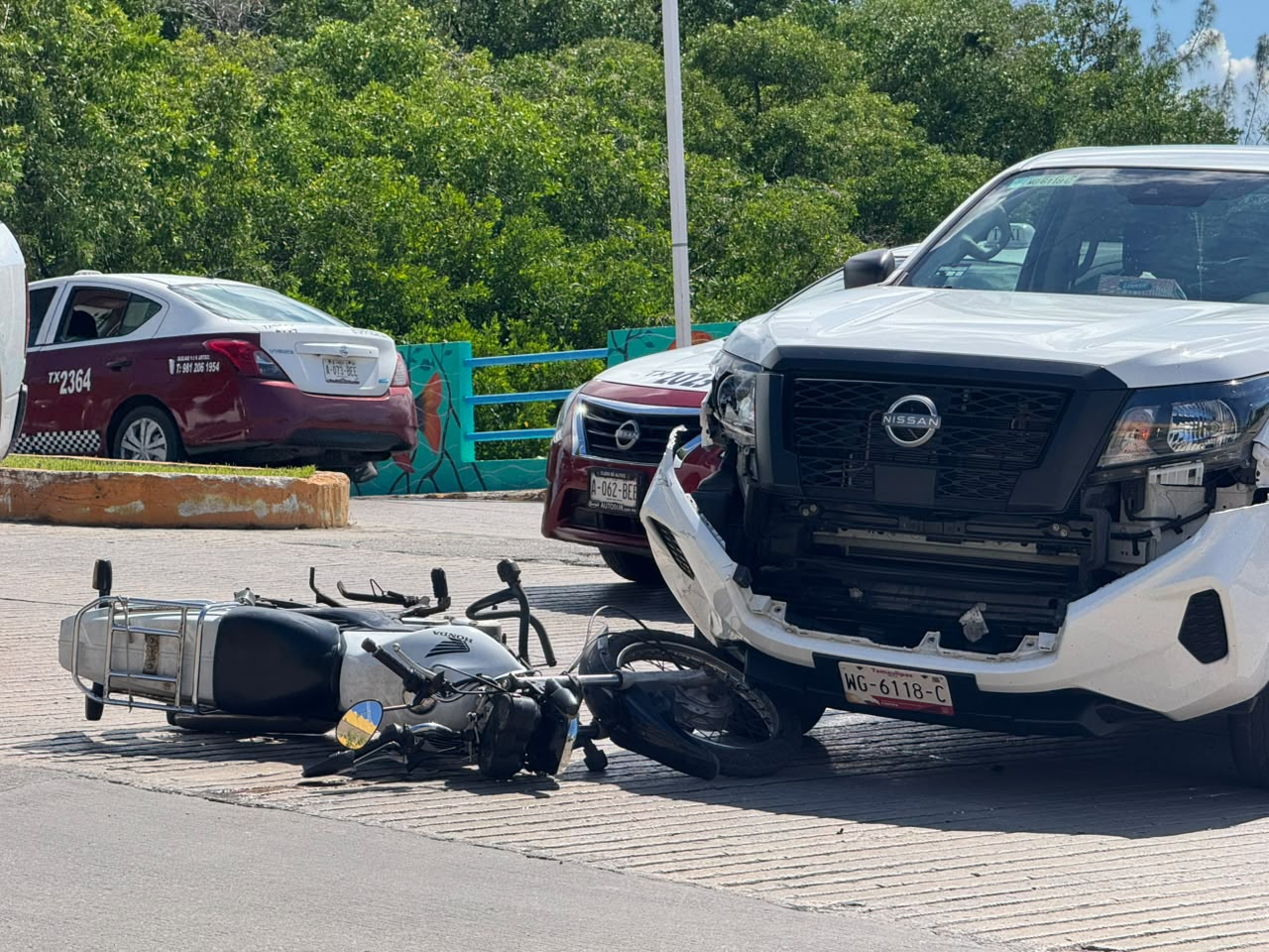 Un motociclista resultó golpeado tras ser atropellado por una camioneta Nissan sobre el puente de La Caleta.