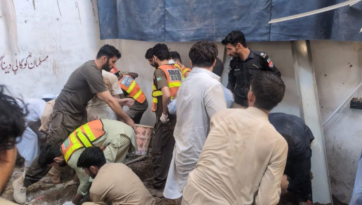 Mueren 32 niños y una maestra en Pakistán, tras el derrumbe del techo de su escuela