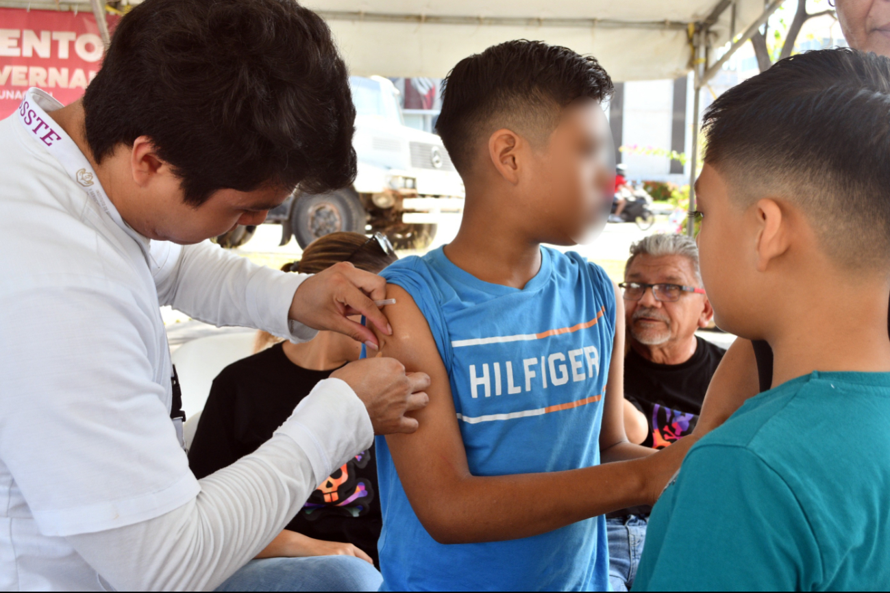 Niños pueden presentar fiebre e irritabilidad tras vacunarse, explican médicos