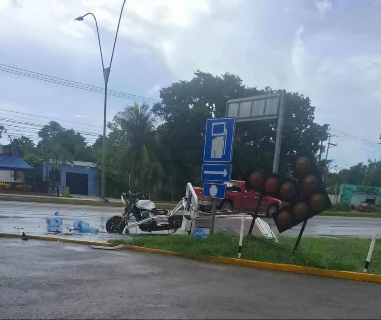 Paramédicos de Protección Civil atendieron al motociclista, quien permaneció tendido sobre la cinta asfáltica