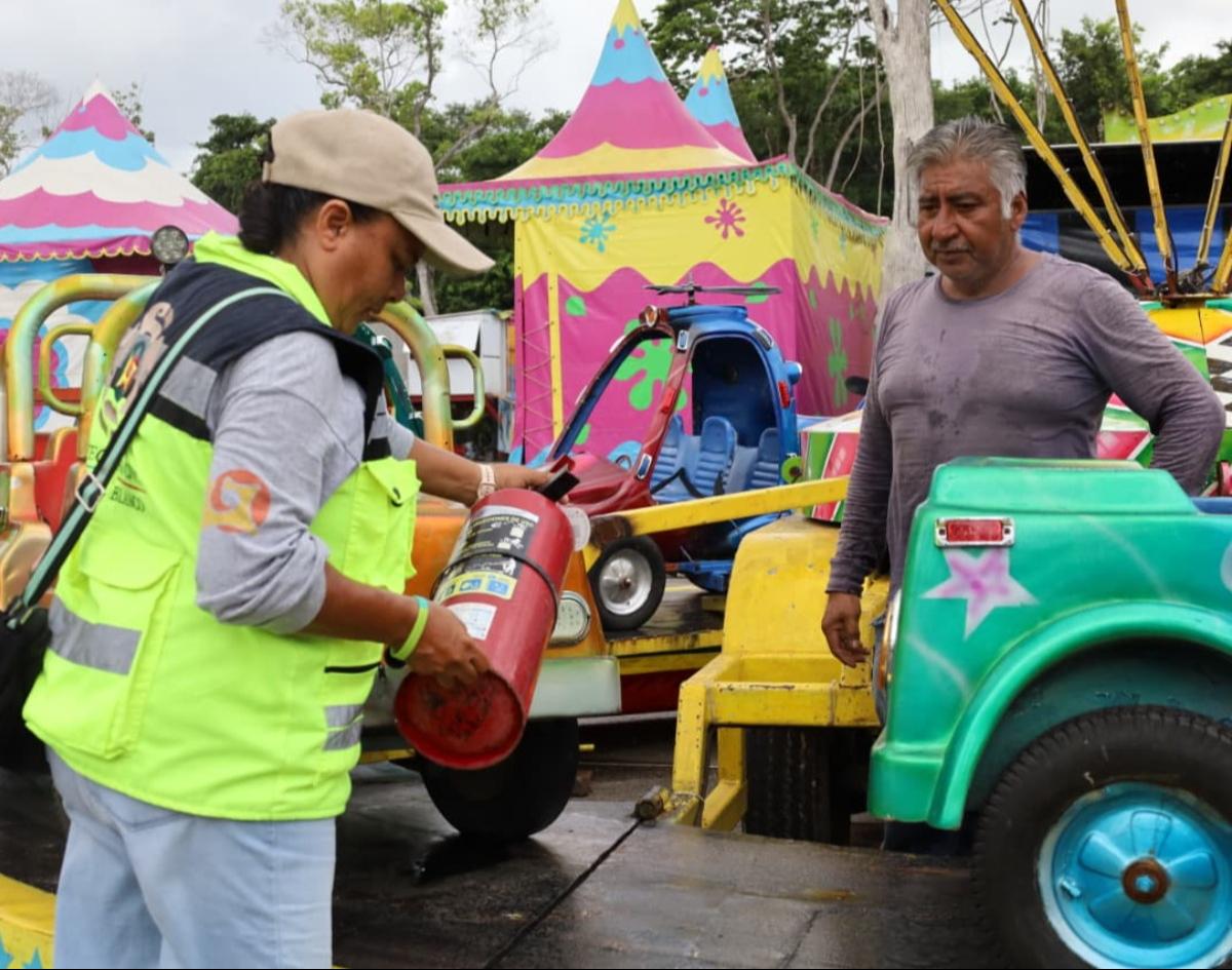 Protección Civil comprueba el funcionamiento de cada juego.