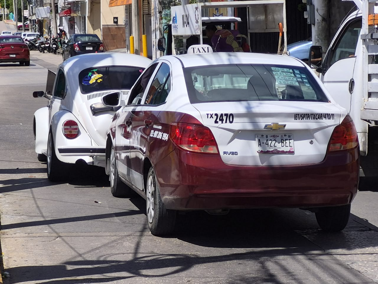Un taxi colisionó por alcance contra la parte trasera de un Volkswagen Sedán en los semáforos de la colonia Fátima.