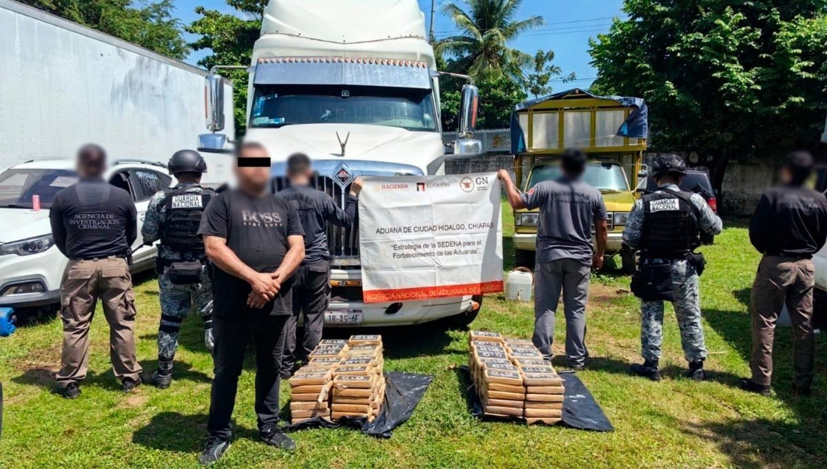 De acuerdo con el reporte oficial, los 171 kilos de cocaína estaban escondidos dentro de los depósitos de combustible del vehículo de carga