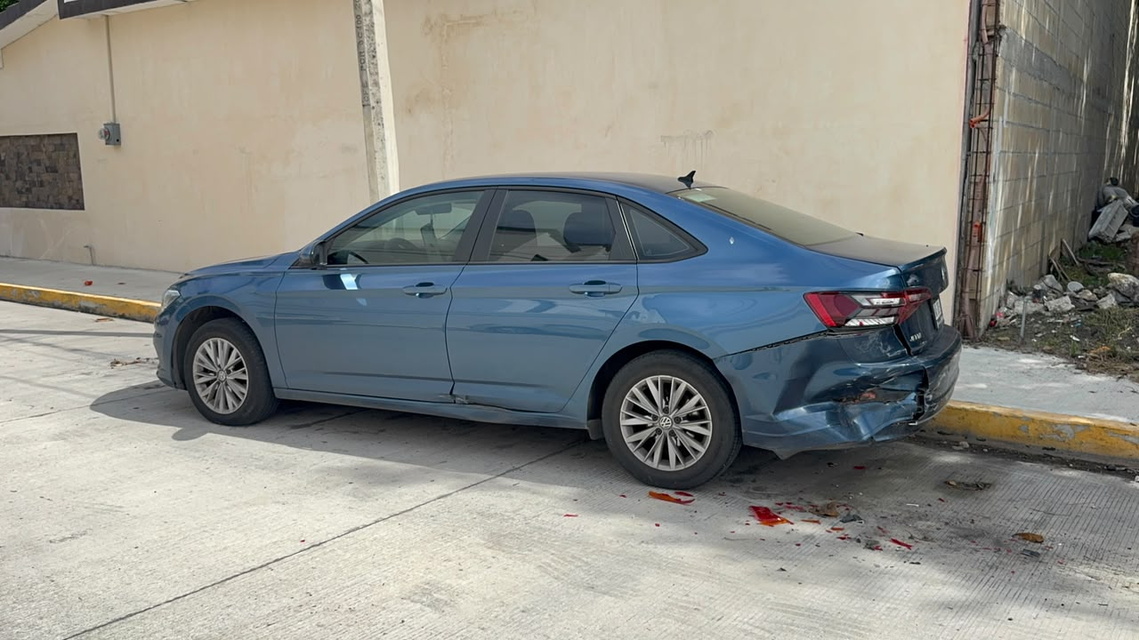 El auto afectado estaba correctamente estacionado sobre el acotamiento derecho al momento del golpe.