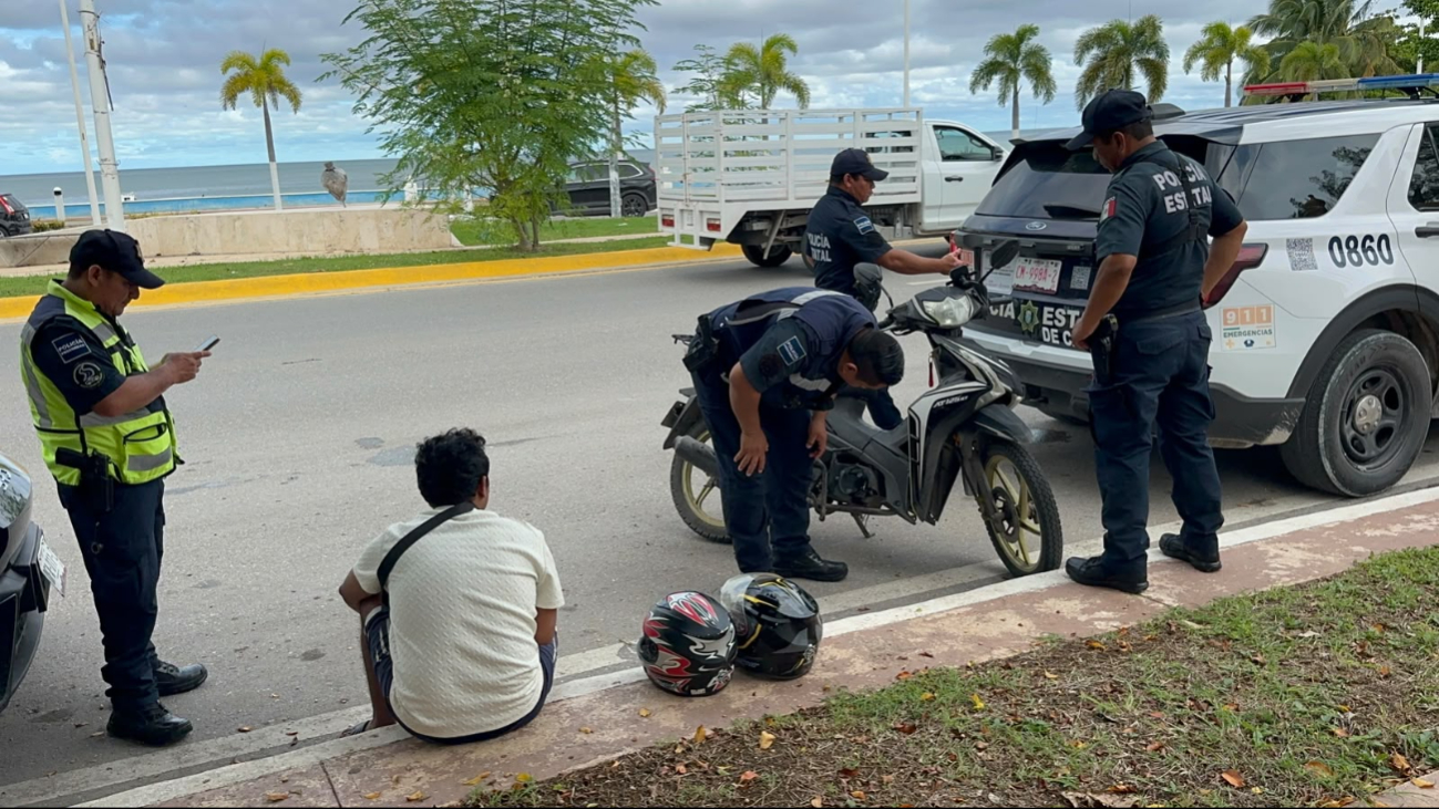 Auto le cierra el paso a motociclista y provoca aparatoso derrape en avenida Justo Sierra