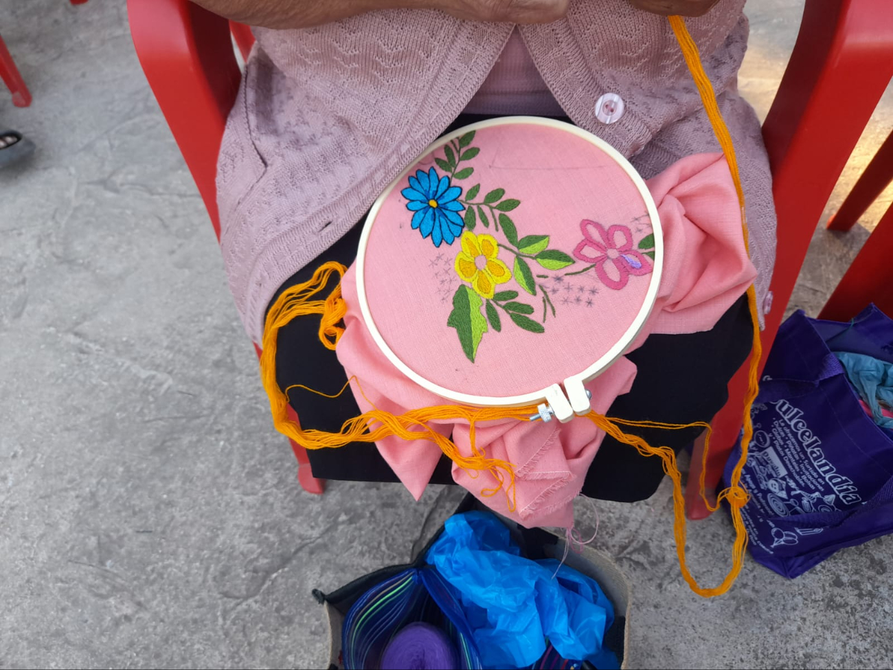 Las bordadoras elaboran blusas, huipiles y otros artículos con técnicas tradicionales que requieren desde una semana hasta más de un mes de trabajo