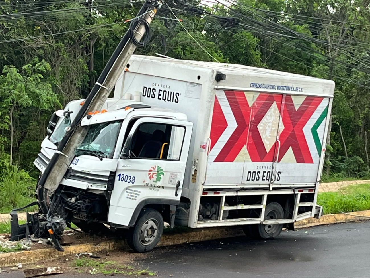 El camión de cervezas quedó incrustado en el poste de luz.