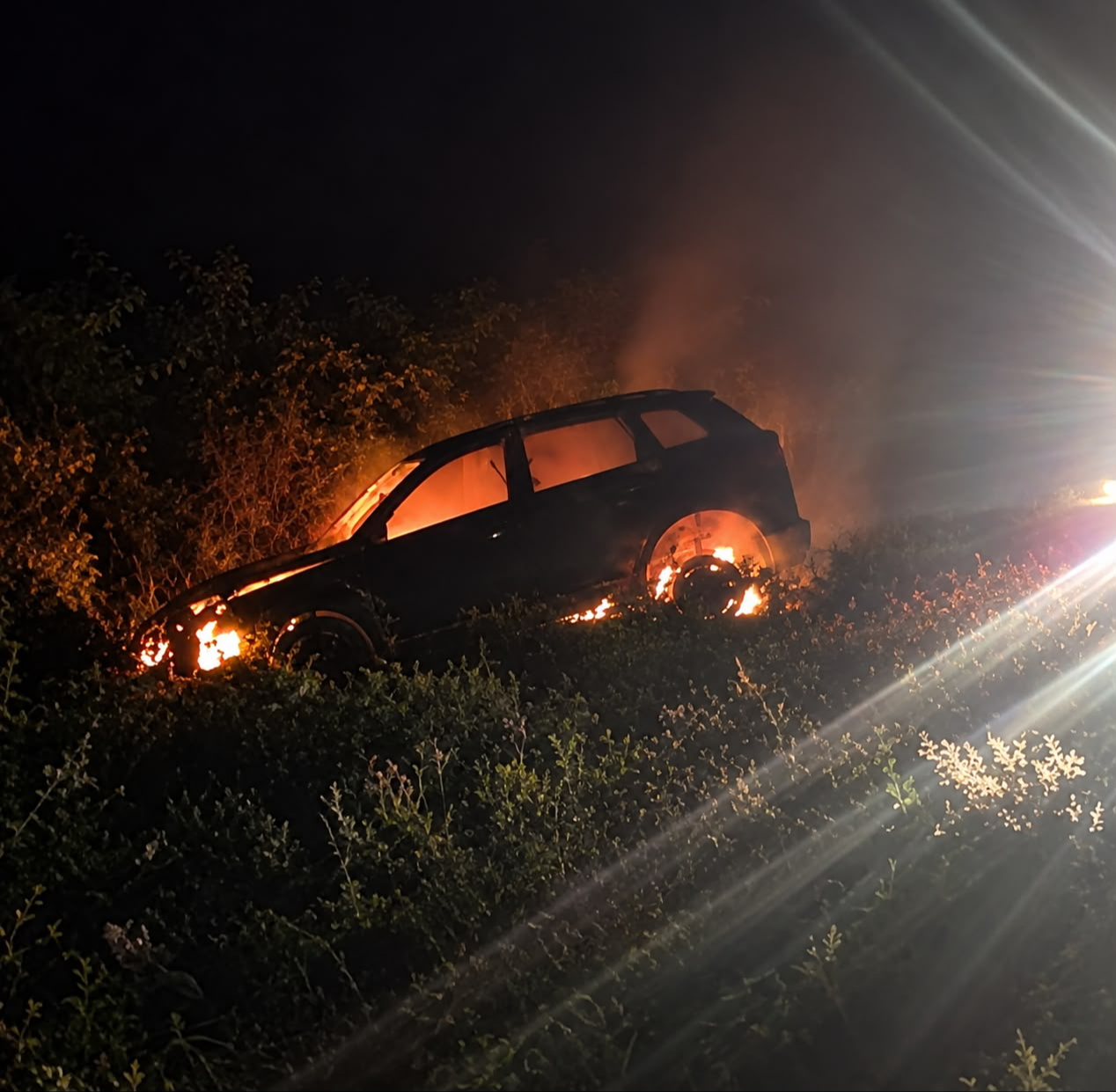 Una camioneta particular se salió de la cinta de rodamiento y ardió en llamas en la vía Carmen a Champotón.