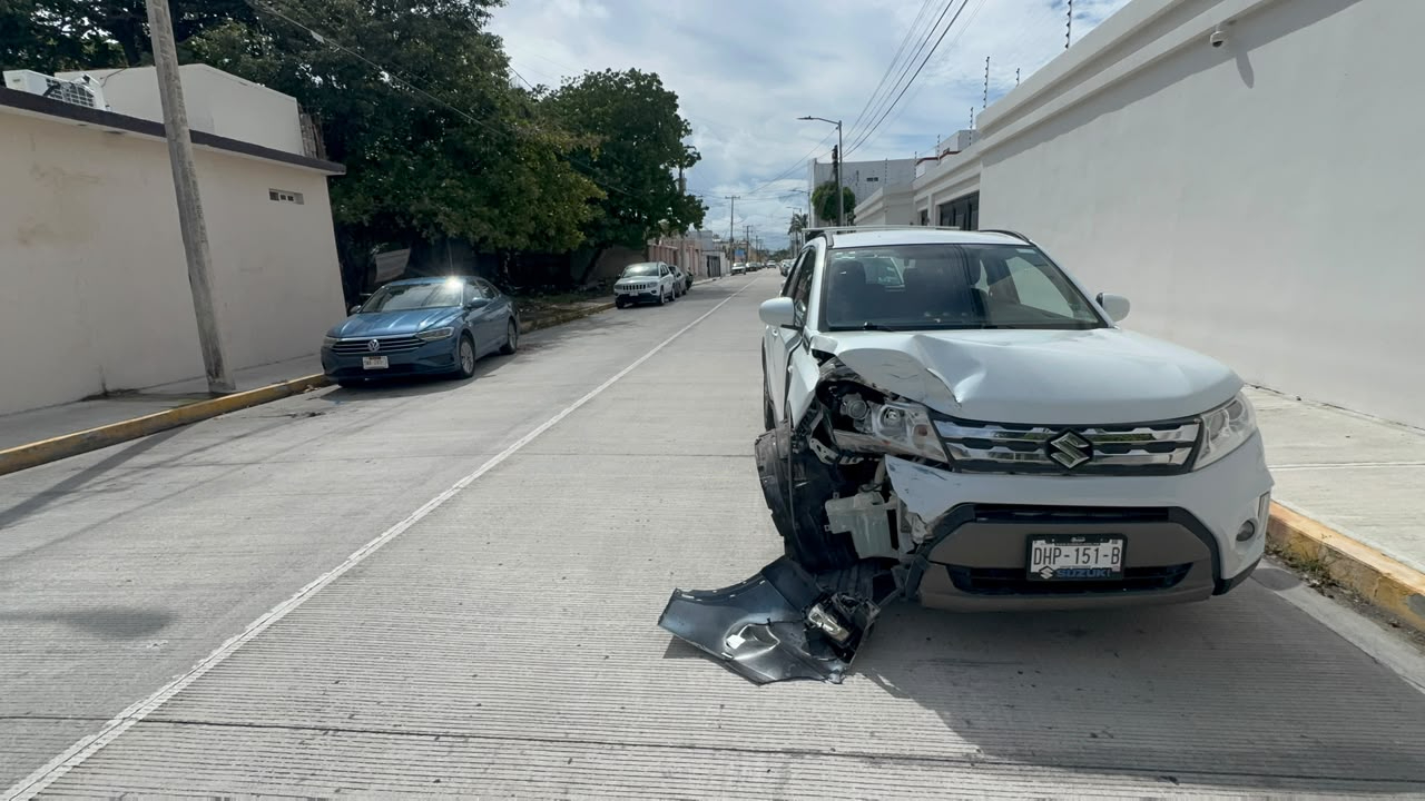 Una distracción al volante provocó un choque contra un vehículo estacionado en la colonia Playa Norte.