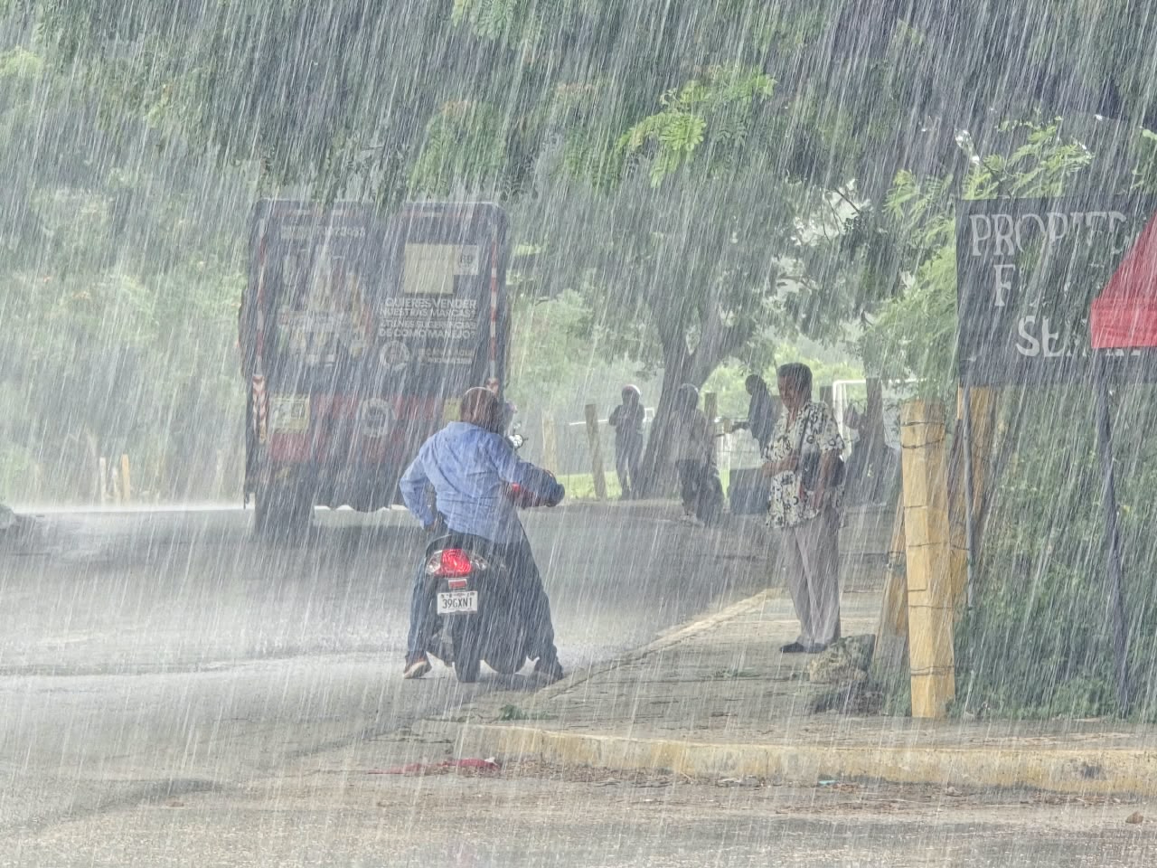 Una lluvia sorpresiva se registró a las 14:00 horas de este viernes en San Francisco de Campeche.