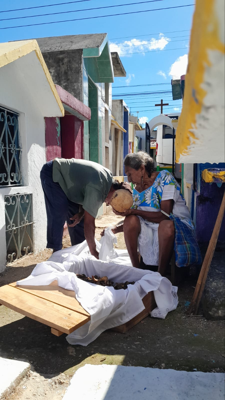Lorenzo Uitz Coox, de 82 años, mantiene viva esta costumbre al limpiar anualmente los restos de seis familiares.