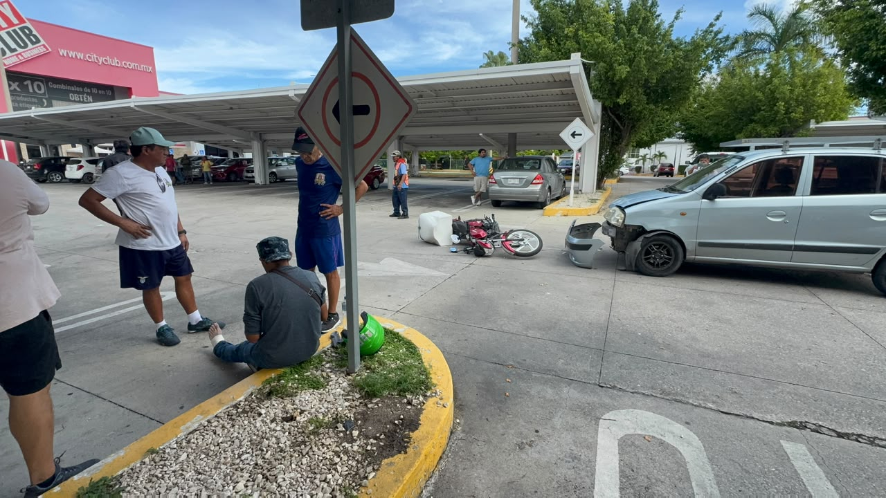 Un motociclista resultó herido tras un choque vial en el estacionamiento de City Club en Ciudad del Carmen.