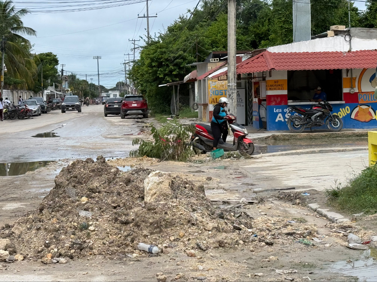Vecinos, comerciantes y estudiantes de la colonia La Cruz en Champotón protestaron por el retraso en obras viales.