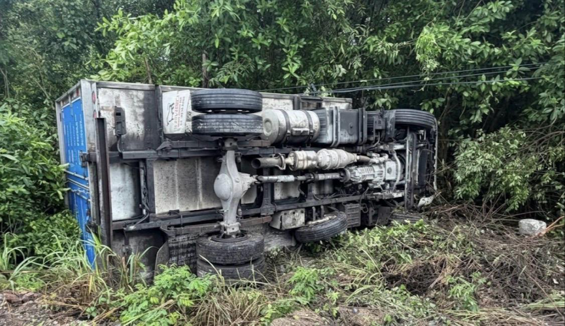 Dos aparatosas volcadas ocurrieron de forma simultánea sobre la carretera federal 307.