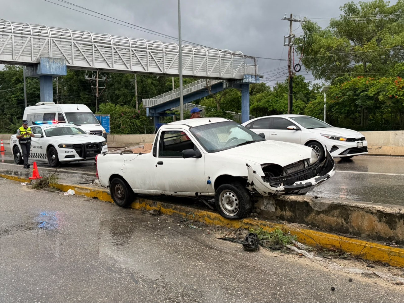 Un aparatoso accidente automovilístico se registró sobre la carretera federal 307 a la altura de Puerto Aventuras.