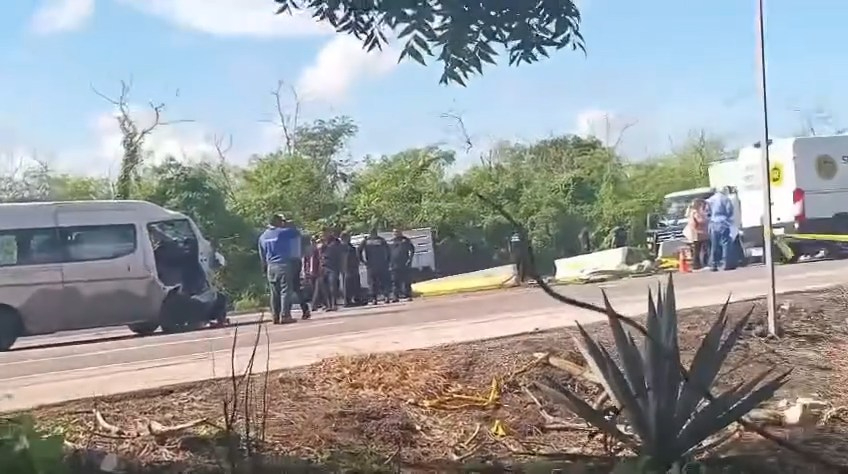Un choque entre un auto y un colectivo dejó un saldo de un fallecido y varios heridos.