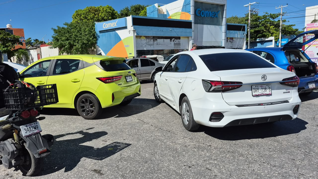 El choque entre dos vehículos particulares en la colonia Plutarco Elías Calles generó congestionamiento vial mientras los conductores realizaban los trámites con sus aseguradoras.