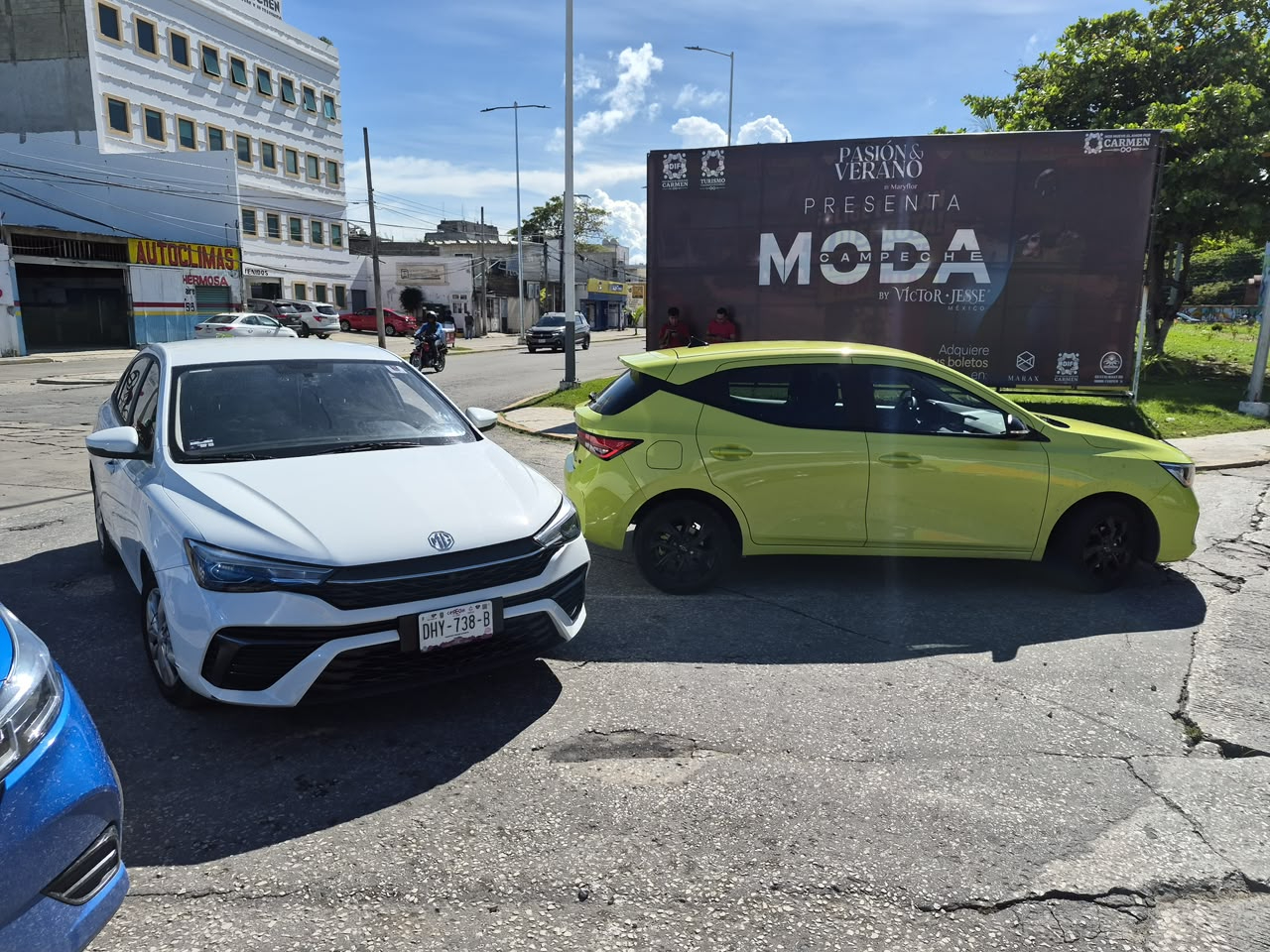 El choque entre dos vehículos particulares en la colonia Plutarco Elías Calles generó congestionamiento vial mientras los conductores realizaban los trámites con sus aseguradoras.