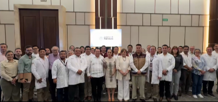 Claudia Sheinbaum y el gobernador Joaquín Díaz Mena durante una actividad de su gira por Yucatán, donde se anunciaron medidas para reforzar la atención médica