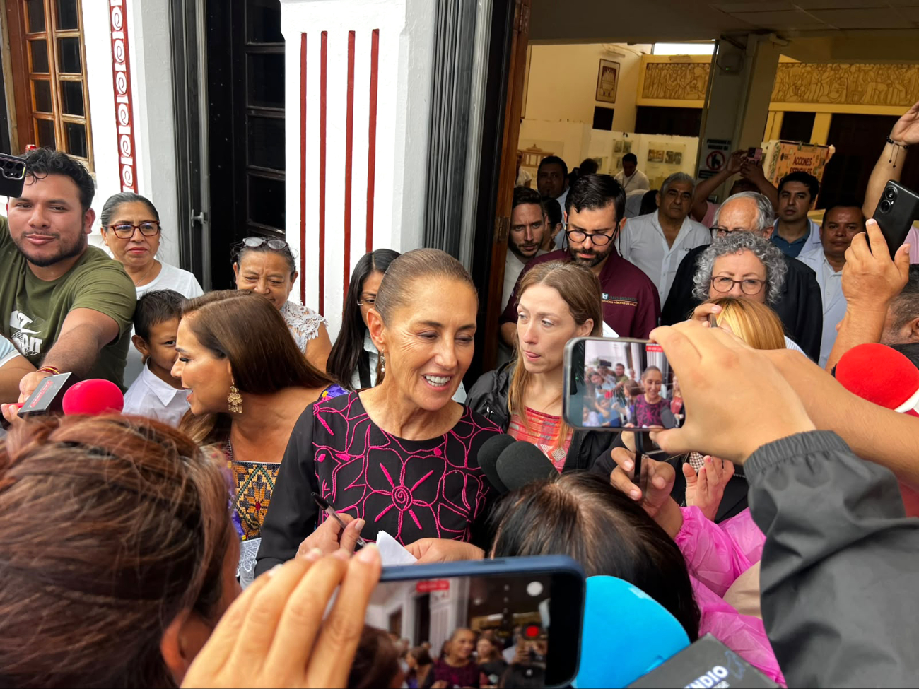 Claudia Sheinbaum inició su gira de trabajo por la Península de Yucatán supervisando obras de salud en Chetumal.