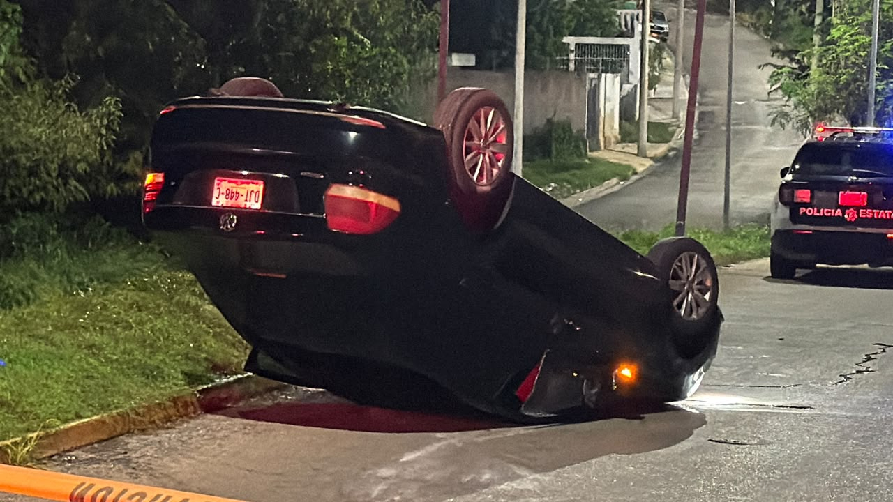 Un conductor volcó su automóvil en Colonial Campeche.