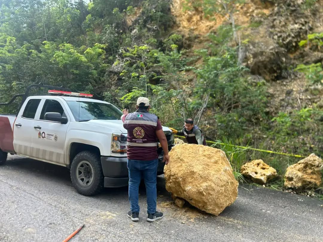 Derrumbe en la Ribera del Río Hondo paraliza el tránsito en la vía Calderón-Rovirosa