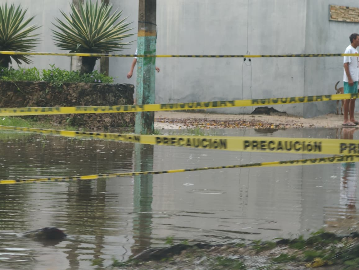 Lluvias constantes durante la madrugada y el amanecer provocaron severos encharcamientos en Chetumal.
