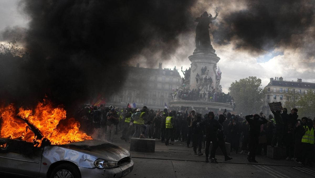 La manifestación comenzó en la Plaza de la República, donde se concentraron miles de jóvenes provenientes de liceos y universidades francesas