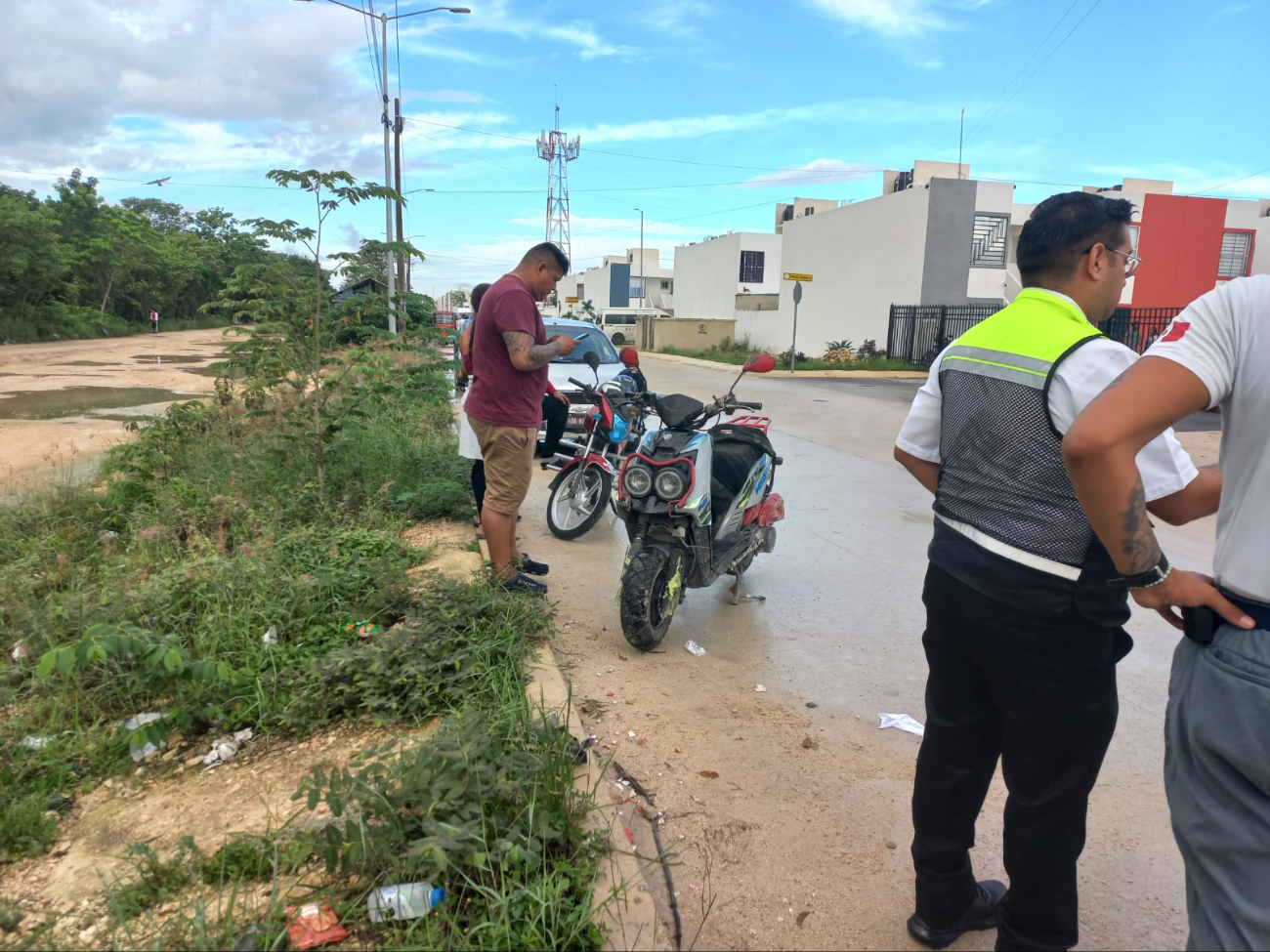 Un motociclista sufrió un aparatoso accidente tras derrapar en la avenida Circuito Natura, en Cancún.