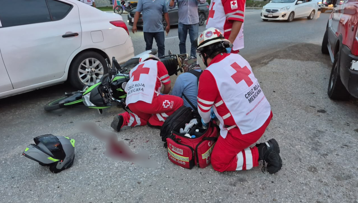 Un motociclista sufrió lesiones graves tras chocar contra un automóvil en Ciudad del Carmen.