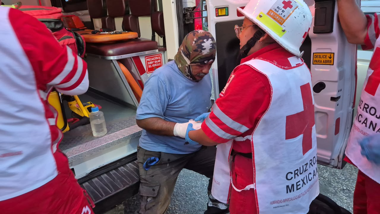 Paramédicos de la Cruz Roja le brindaron primeros auxilios y lo trasladaron a un hospital.