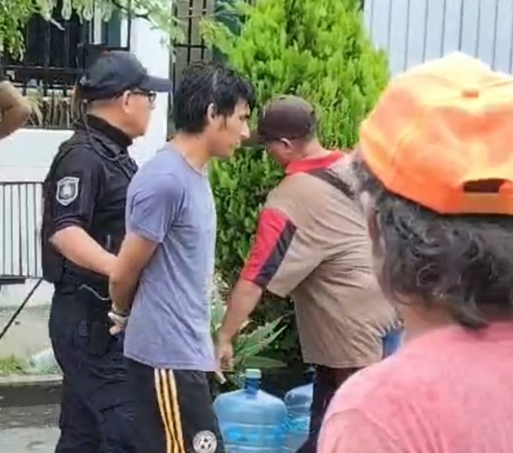 Policías municipales detuvieron a un joven señalado por vecinos de merodear en las azoteas de viviendas del fraccionamiento Leonardo Rodríguez Alcaine, en Cancún.