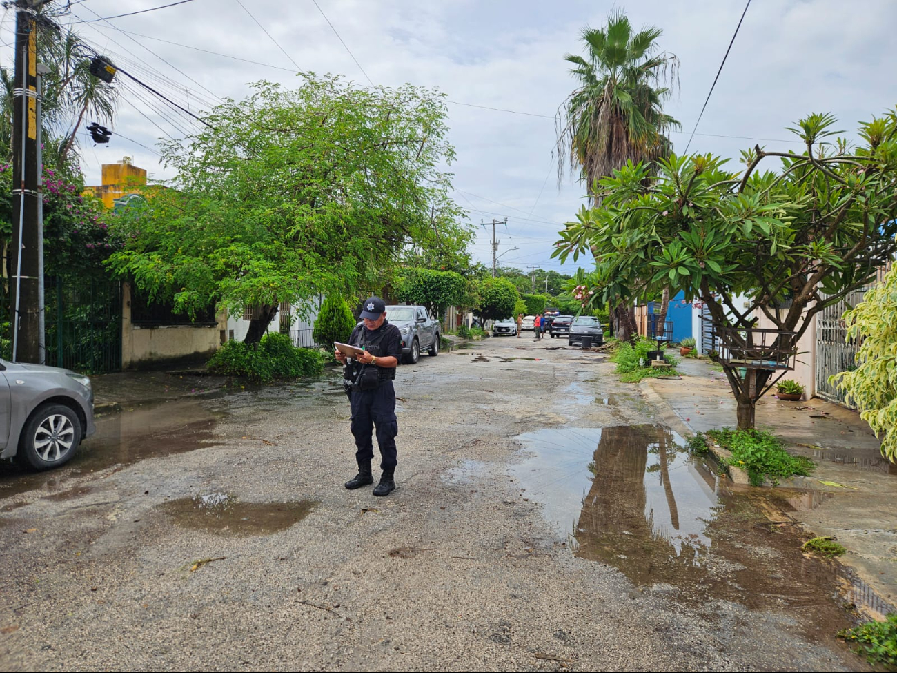 Policías municipales detuvieron a un joven señalado por vecinos de merodear en las azoteas de viviendas del fraccionamiento Leonardo Rodríguez Alcaine, en Cancún.