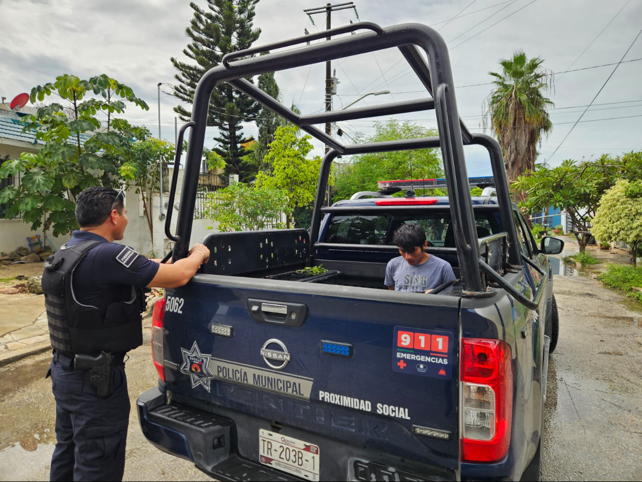 Policías municipales detuvieron a un joven señalado por vecinos de merodear en las azoteas de viviendas del fraccionamiento Leonardo Rodríguez Alcaine, en Cancún.