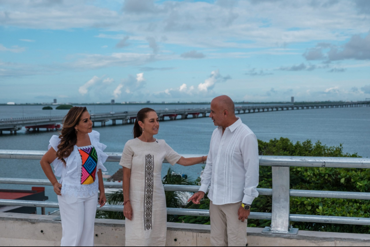La presidenta Claudia Sheinbaum supervisó las obras del Distribuidor Vial Kukulcán en Cancún.