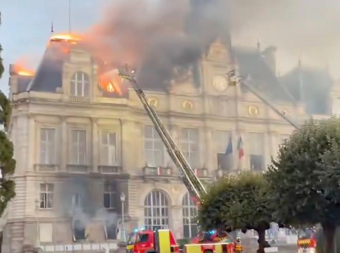 Las protestas en Francia del 17 de octubre dejaron enfrentamientos entre manifestantes y policías, incendios y daños en edificios públicos de varias ciudades