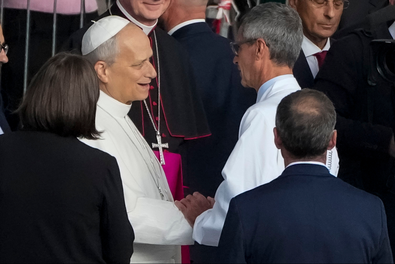 Stefano Margaritora (derecha) estimó que el Papa León XIV podría alcanzar una recuperación física completa en aproximadamente 10 días