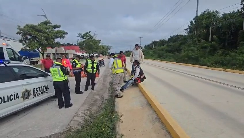 Trabajos del SMAPAC dejan lodo en vialidad de Campeche; pareja derrapa en motocicleta