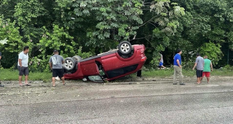 El primer vuelco ocurrió cerca del Cenote Azul e involucró una camioneta Dodge Journey.