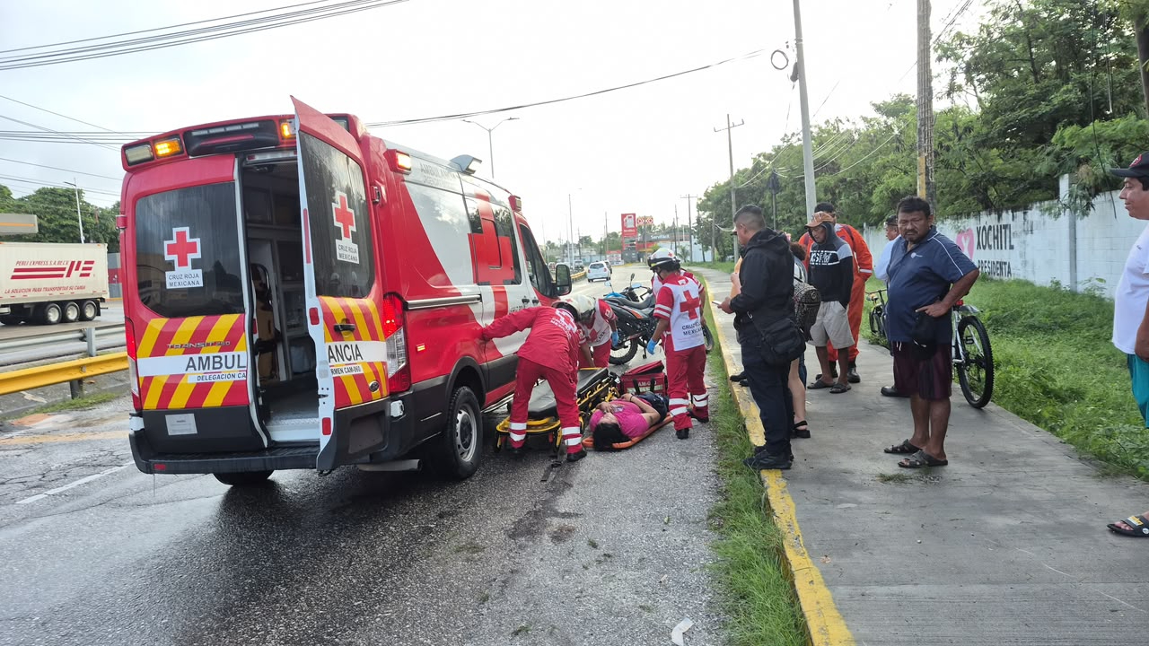 La conductora perdió el control de su unidad y cayó sobre el pavimento; paramédicos de la Cruz Roja la trasladaron a un hospital