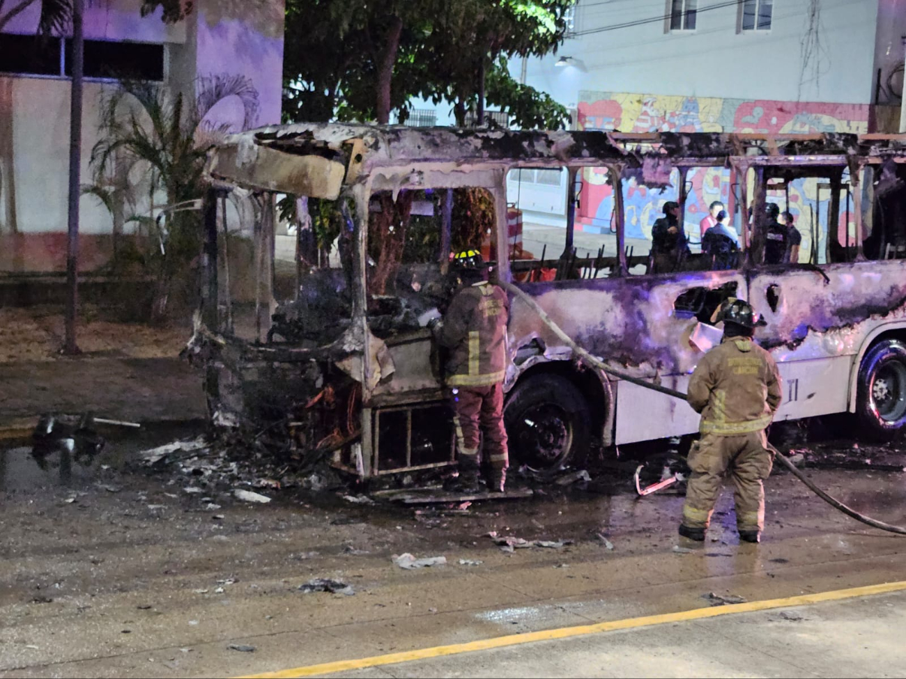 Elementos del Heroico Cuerpo de Bomberos sofocaron las llamas.